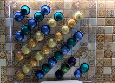 Держатель (Диспенсер) WOW COFFEE для 39 кофейных капсул Nespresso (прозрачный/цветной) на магните