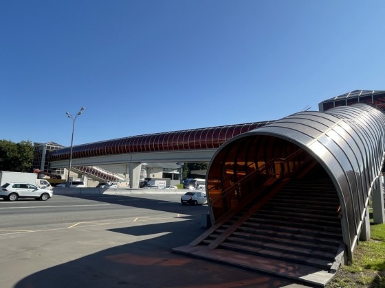 Монолитный поликарбонат для наземных пешеходных переходов