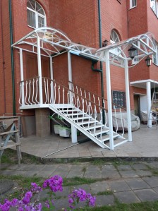 Готовые объекты - Навес из монолитного поликарбоната для частного дома в Подмосковье